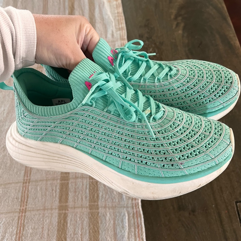 APL sneaker women’s 8